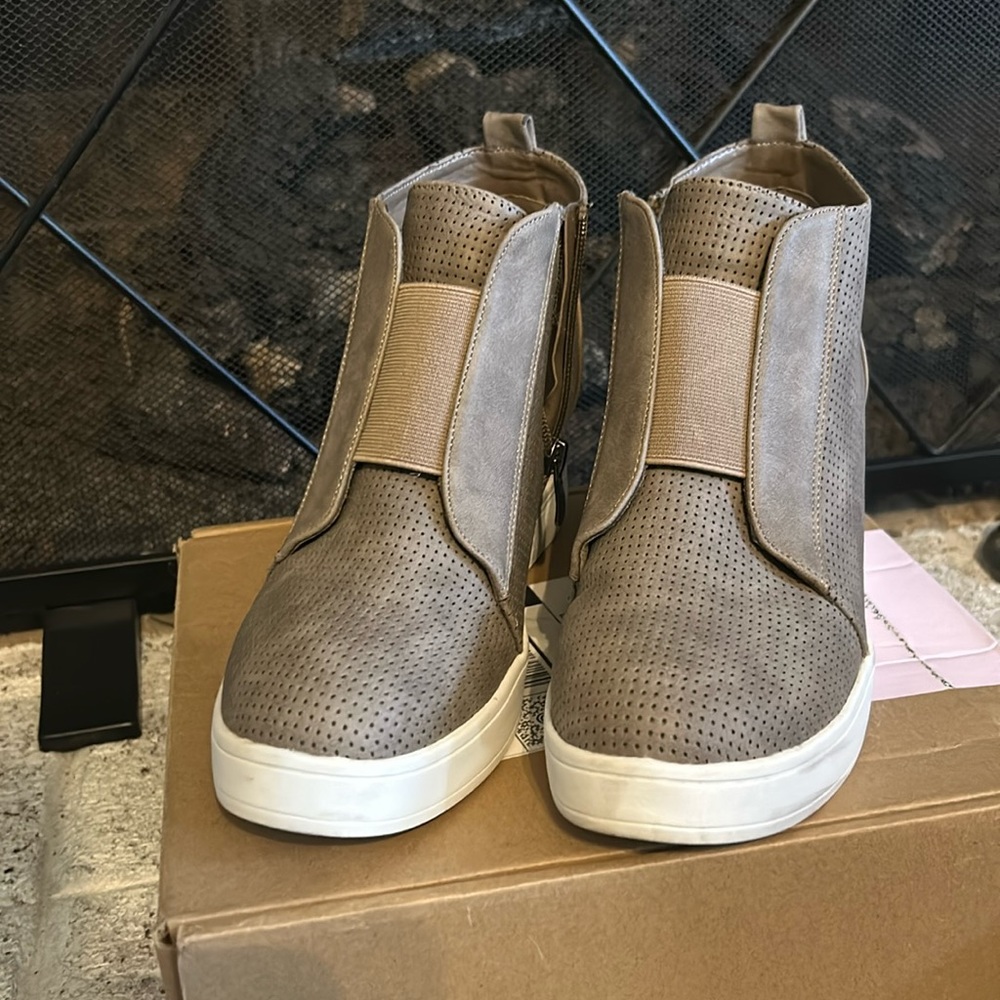 Journee Collection Womens Clara Round Toe
Inside Zip Wedge Sneakers Taupe 9.5